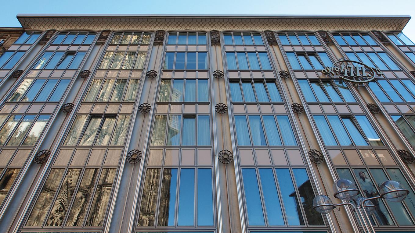  1952: Beginn der Entwicklung von HUECK-System-Profilen /Erstes Objekt: Blau-Gold-Haus für "4711" in Köln