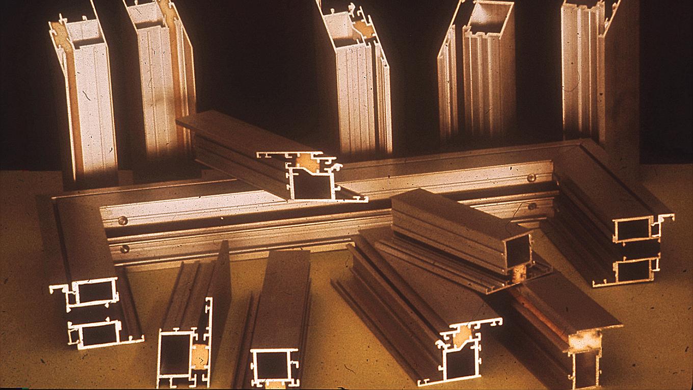  1971: Erste wärmegedämmte Profile für das HUECK eigene System