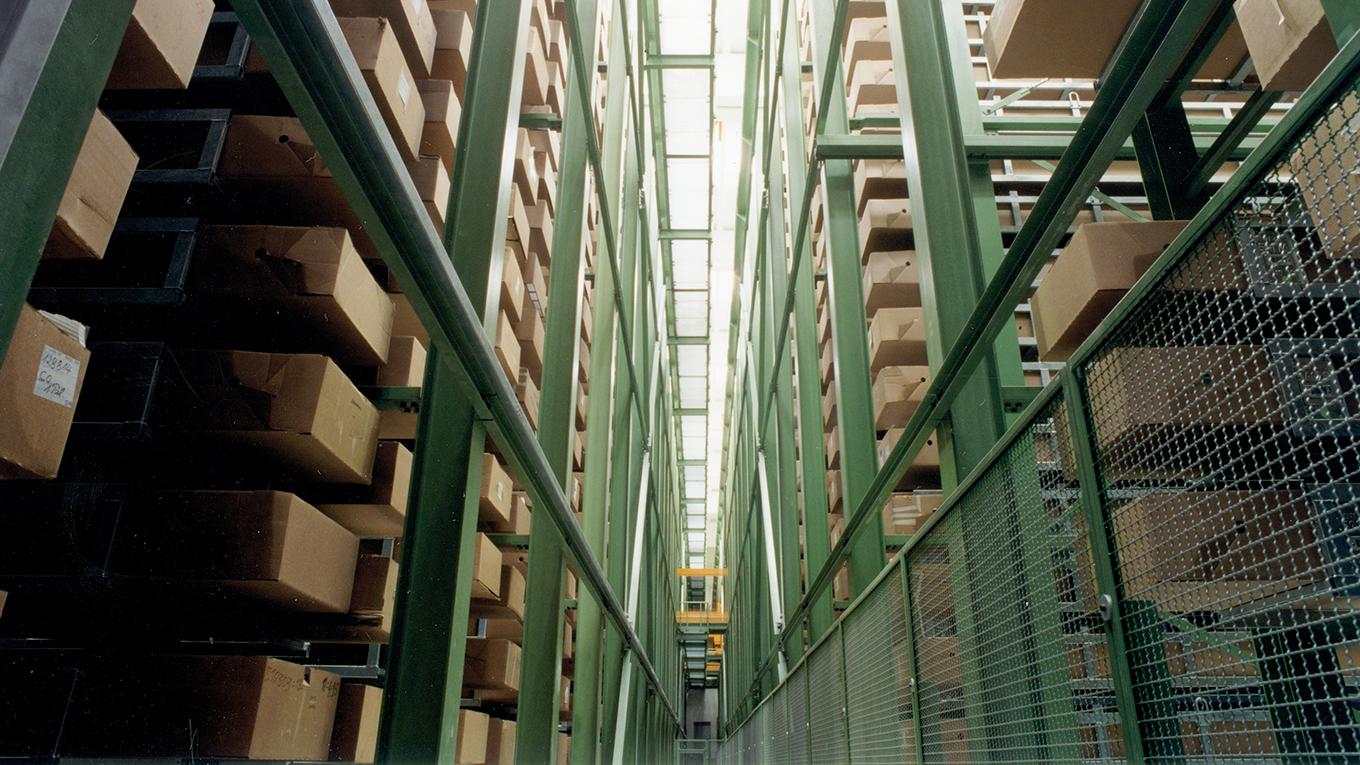  1995: Markteinführung des Systems HUECK 1.0. Neues vollautomatisches Hochregallager wird in Betrieb genommen